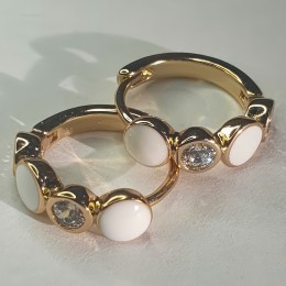Женские сережки-кольца "Белая эмаль" серебряный цвет с белым камнем 