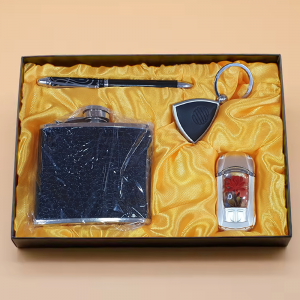 Подарочный набор фляга, брелок, зажигалка, ручка Подарочный набор фляга, брелок, зажигалка, ручка