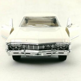 Коллекционная металлическая инерционная модель машинка Kinsmart 1:43 1967 Chevrolet Impala KT5418W Бежевый (IGR24)