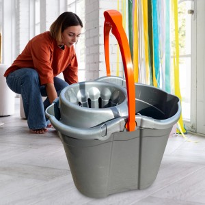 Пластиковое ведро под швабру с ручкой и насадкой для отжима 14л Серо-оранжевый (DRK) Пластиковое ведро под швабру с ручкой и насадкой для отжима 14л Серо-оранжевый (DRK)