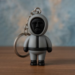 Колекційні брелки на ключі, рюкзак моделька охоронця «Гра в кальмара» "Ведучий 58х30 мм (12) Колекційні брелки на ключі, рюкзак моделька охоронця «Гра в кальмара» "Ведучий 58х30 мм (12)