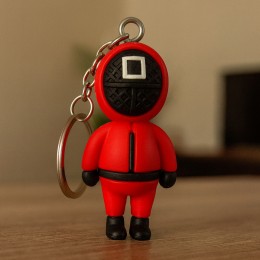 Колекційний брелок на ключі, рюкзак моделька охоронця Гра в кальмара "Квадрат. Охоронець" 58х26 мм (12)