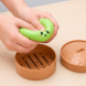BUN Squishy Dumpling сквіш бао булочка / пельмень 5,5 см — м’яка іграшка-сквіші, фіджет для руккапсула-кошик «bamboo steamer» Випадковий колір (OX)